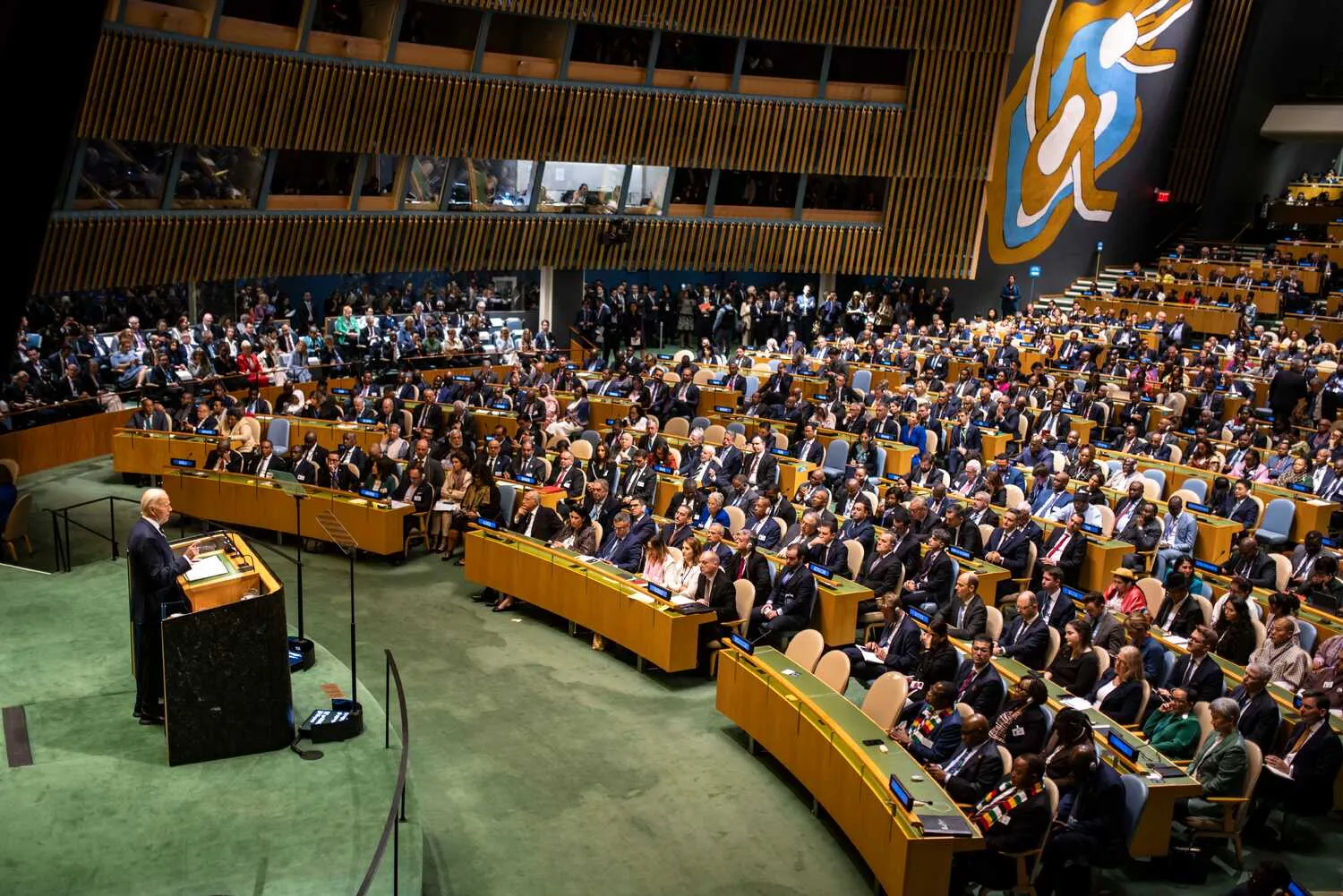 Пропонуємо вашій увазі останні новини із засідання ООН. У своєму четвертому і останньому зверненні до Генеральної Асамблеї Організації Об'єднаних Націй президент Байден розмірковував про конфлікти, свідком яких він був протягом своєї кар'єри на державній 